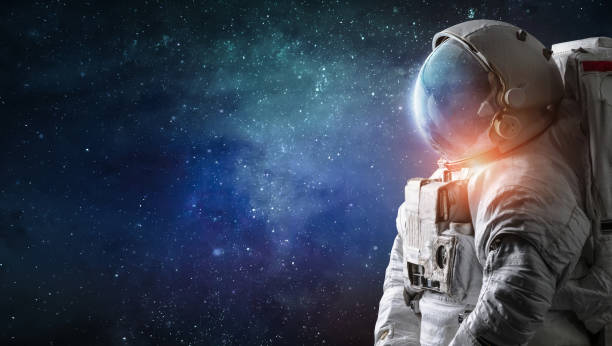 astronauta en el espacio exterior. spaceman con fondo estrellado y galáctico. fondo de pantalla digital de ciencia ficción - astronaut fotografías e imágenes de stock