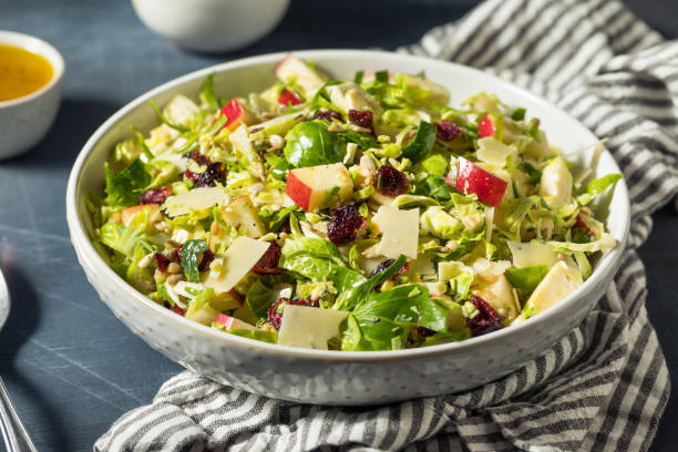 salada de maçã saudável de couve-de-bruxelas de outono - brussels sprout - fotografias e filmes do acervo