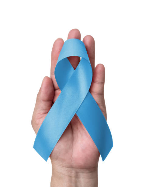 11월에 전립선암, 남성 건강 및 당뇨병을 위한 청색 인식 리본, 백색 배경에 클립핀스 경로로 고립된 에 밝은 파란색 활 색, 남성 환자 건강 관리 개념 - isolated despair hope assistance 뉴스 사진 이미지