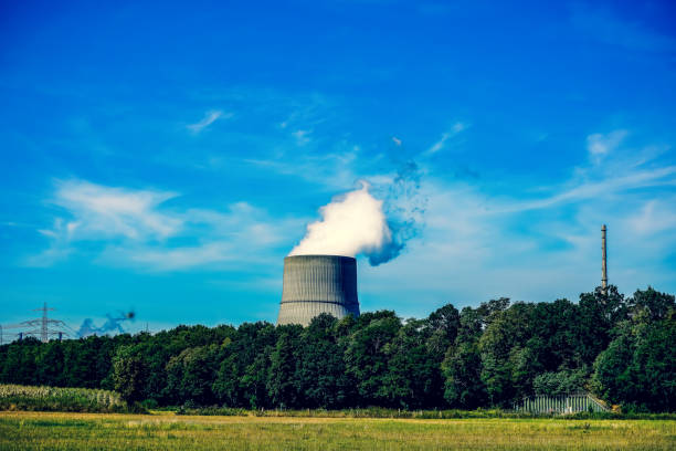 โรงไฟฟ้านิวเคลียร์ใกล้ป่า - ยูเ��รเนียม ภาพสต็อก ภาพถ่ายและรูปภาพปลอดค่าลิขสิทธิ์