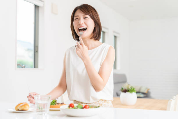 attractive asian woman who eats - salad japanese culture japan asian culture imagens e fotografias de stock