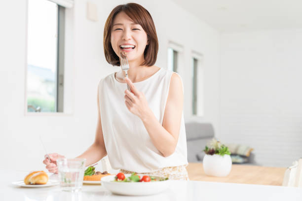 mulher asiática atraente que come - eating eat silverware horizontal - fotografias e filmes do acervo