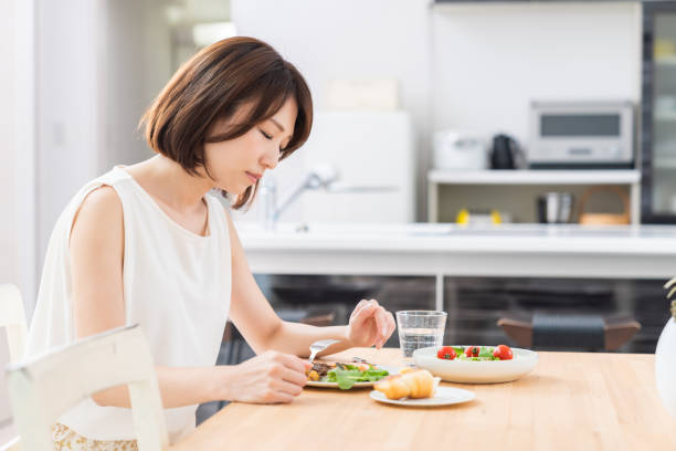 mulher asiática atraente que come, sem apetite - salad japanese culture japan asian culture - fotografias e filmes do acervo