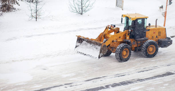 겨울에 눈으로 도시의 도로 청소 및 청소 - clear sky construction vehicle bulldozer commercial land vehicle 뉴스 사진 이미지