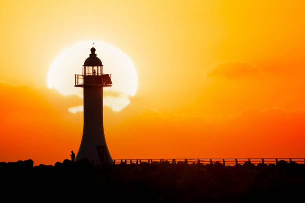 paysage de lever de soleil au port de sacheon à gangneung, corée du sud. - beach sunrise waterbreak sea photos et images de collection