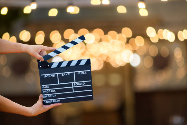 manos de hombre sosteniendo la claqueta de la película. concepto de director de cine. cámara mostrar visor imagen capturar movimiento en entrevista o transmisión ceremonia de boda, captar sentimiento, mujer mano sostener una film slate sobre bokeh - bufonear fotografías e imágenes de stock