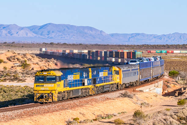 pacific national interstate container freight train mit doppelstapelcontainern, flinders ranges - land vehicle rail freight locomotive australia stock-fotos und bilder
