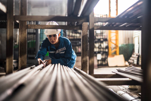 trabajadora de una fábrica de acero en el trabajo - fundición de acero fotografías e imágenes de stock