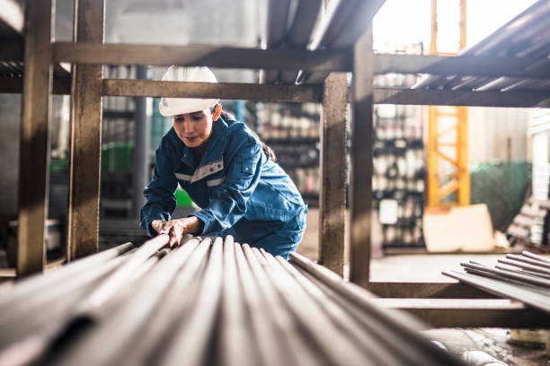 女性鉄鋼工場労働者勤務 - steel mill ストックフォトと画像