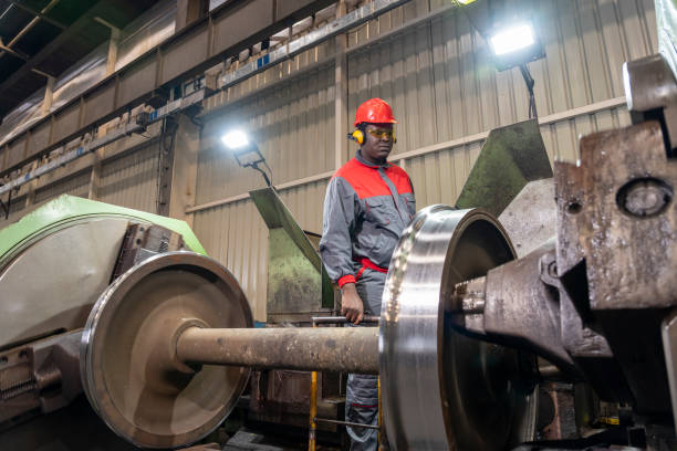 operador de máquina cnc preto monitorando o processo de fabricação da roda de trem na máquina de torno em uma fábrica de trem - cnc vehicle part quality control industry - fotografias e filmes do acervo