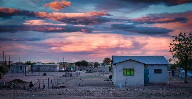 typische townships in afrika - poor area stock-fotos und bilder