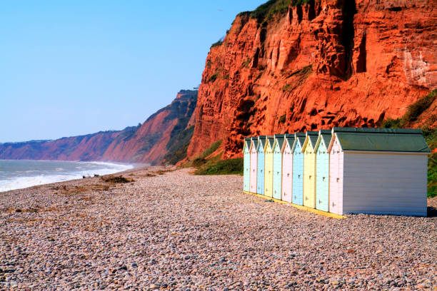 capanne sulla spiaggia e scogliere di arenaria budleigh salterton devon - sidmouth devon foto e immagini stock