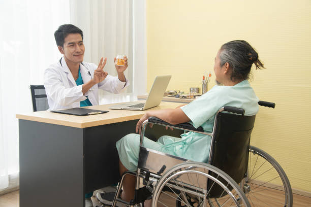 アジアの男性医師は、彼のアジアの男性患者に診断を説明します. - medicine lab coat hospital senior adult ストックフォトと画像
