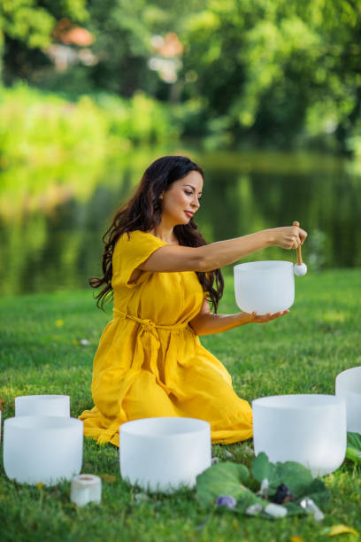 sound healing ritual for an individual instructor - new age music imagens e fotografias de stock