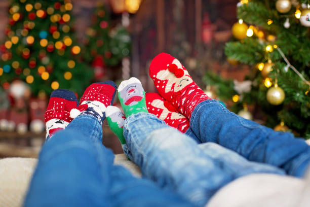 familia feliz, acostado en la cama con calcetines de navidad, disfrutando de un feliz día - christmas tree decorations indoors selective focus arrangement fotografías e imágenes de stock