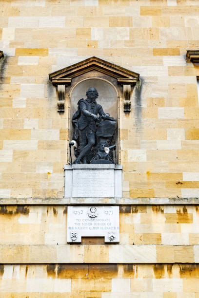 estatua de shakespeare en henley street - william shakespeare poet literature history fotografías e imágenes de stock