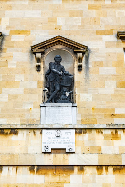 statue de shakespeare sur henley street - william shakespeare poet literature history photos et images de collection