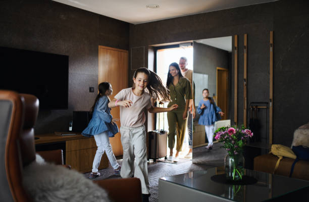 szczęśliwa młoda rodzina z dwójką dzieci enetring pokój w luksusowym hotelu, letnie wakacje. - home interior arrival father family zdjęcia i obrazy z banku zdjęć