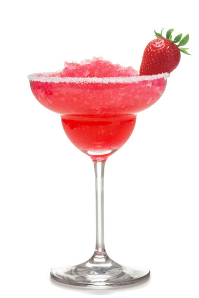 daiquiri congelado de fresa. - daiquiri fotografías e imágenes de stock