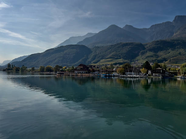 lago caldaro, lago caldaro - lake caldaro fotografías e imágenes de stock