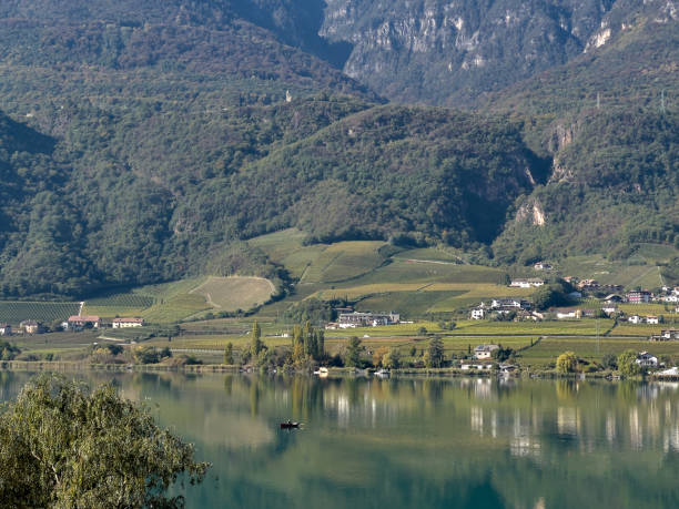 lago caldaro, lago caldaro - lake caldaro fotografías e imágenes de stock