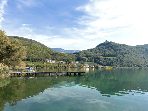 lago caldaro, lago caldaro - lake caldaro fotografías e imágenes de stock