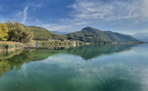 lago caldaro, lago caldaro - lake caldaro fotografías e imágenes de stock