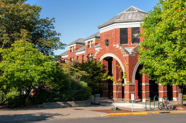 University of Oregon - Willamette Hall Summer winds to a close just before the new school year begins. An empty campus at the University of Oregon. Outside Willamette Hall. eugene oregon stock pictures, royalty-free photos & images