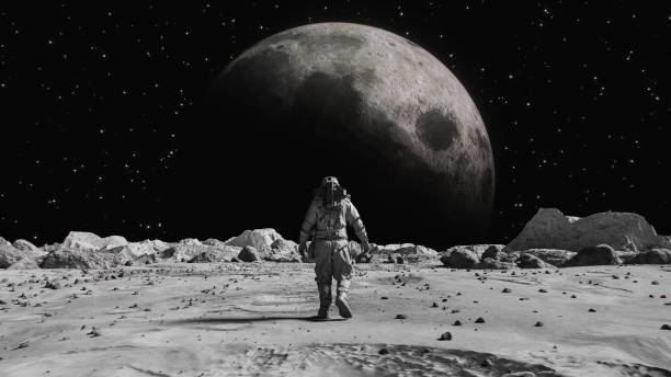 nach der aufnahme eines mutigen astronauten im weltraumanzug, der selbstbewusst auf dem weltraumplaneten in richtung mond geht, bedeckt mit felsen. erster astronaut auf dem weltraumplaneten. großer moment für die menschheit. fortgeschrittene technologien - super moon stock-fotos und bilder