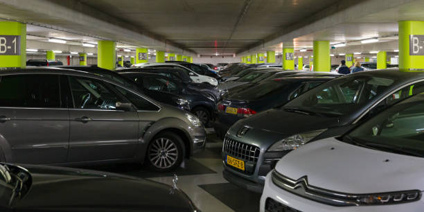 auto parcheggiate in un garage pubblico a leeuwarden - saab casa automobilistica foto e immagini stock