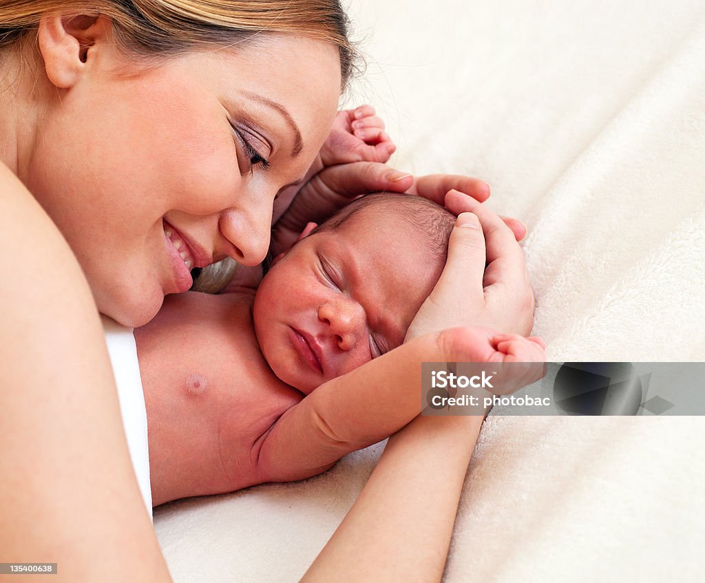 Yyoung mãe e recém-nascido Filho - Royalty-free Adulto Foto de stock