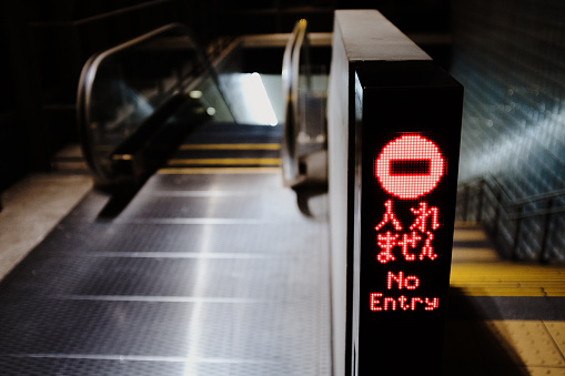 A sign to prevent reverse entry into the escalator.