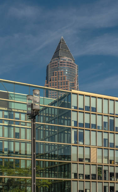 vista para a messetower na feira, frankfurt, alemanha - messeturn tower - fotografias e filmes do acervo