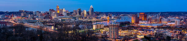 brent spence bridge cincinnati skyline covington - cincinnati imagens e fotografias de stock