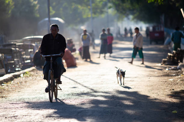 mattina nel villaggio di monwa, myanmar - yangon foto e immagini stock