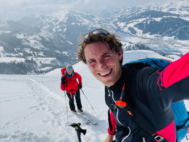 portrait d’un couple de skieurs hors-piste, souriant - telemark skiing photos photos et images de collection
