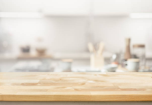選択的フォーカス。ぼかしキッチンカウンターの背景に木製のテーブルトップ。 - table competition ストックフォトと画像