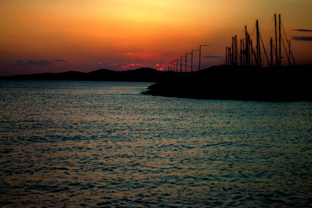 puesta de sol en la costa del mar - scenics multi colored greece blue fotografías e imágenes de stock