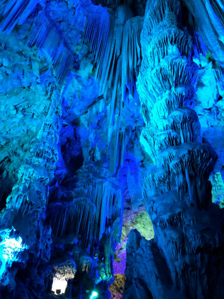 estalactites iluminadas na caverna de são miguel - rock of gibraltar - fotografias e filmes do acervo