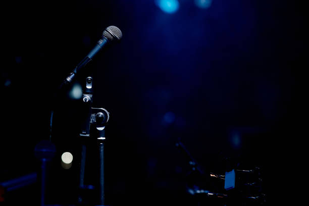 microfono sul palco nel bar del ristorante caffetteria con illuminazione colorata - microphone stage music popular music concert foto e immagini stock