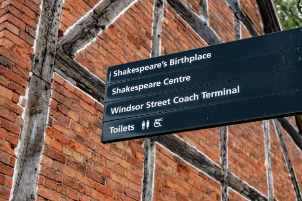 シェイクスピアの生家への兆候 - stratford upon avon william shakespeare england house ストックフォトと画像