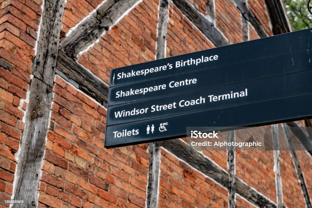 Signs to Shakespeare's birthplace Signs to Shakespeare's birthplace in Stratford upon Avon, Warwickshire, England, UK. Architecture Stock Photo