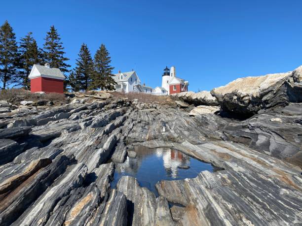 phare de pemaquid point - maine lighthouse reflection pemaquid point lighthouse photos et images de collection