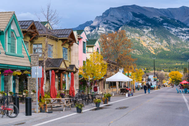 la ville de canmore dans les rocheuses canadiennes, alberta, canada - bow valley photos et images de collection