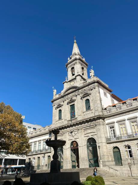 포르투갈 포르투, 트리니다드 의 19 세기 교회의 외관. - clear sky glass façade built structure fountain 뉴스 사진 이미지