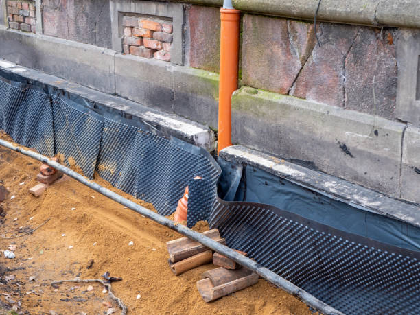 feuchtigkeitsschutz an einem haus wird erneuert - basement concrete construction construction site stock-fotos und bilder