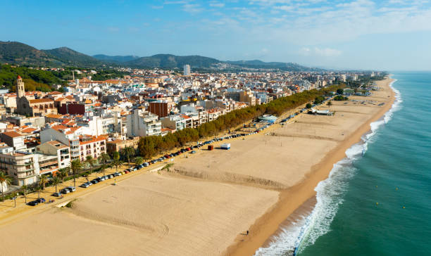 vista aérea de la playa de calella en cataluña, españa - maresme fotografías e imágenes de stock