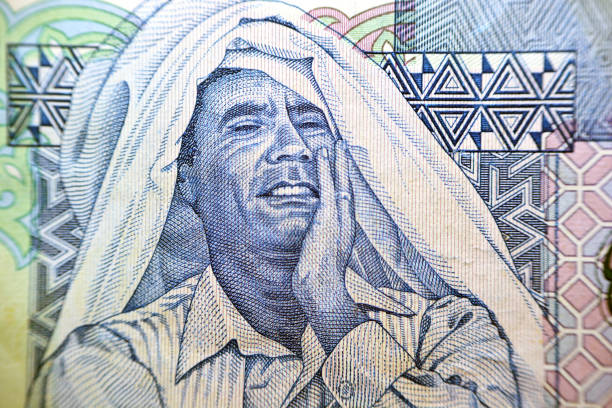 ritratto di muammar gheddafi (1942-2011) il sovrano della libia dal 1969 al 2011, il dritto della banconota libica di un dinaro moneta libica - muammar foto e immagini stock
