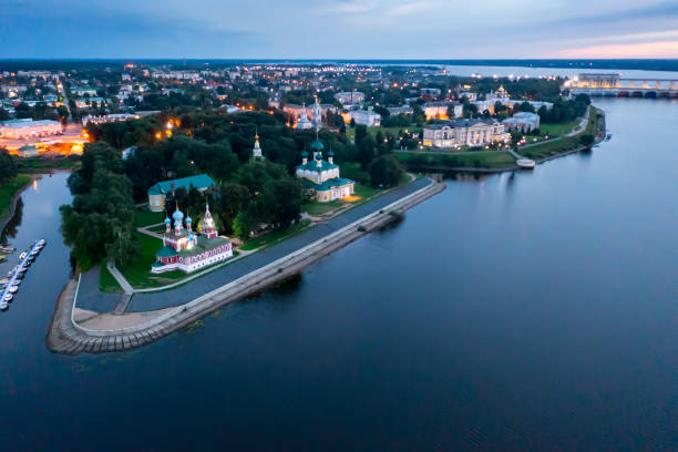 vista aerea di uglich con le cattedrali del cremlino sulle rive del fiume volga al crepuscolo, russia - uglich foto e immagini stock