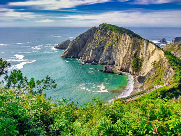 gavieiro or el silencio beach, cudillero, asturias, spain - playa del silencio asturias fotografías e imágenes de stock